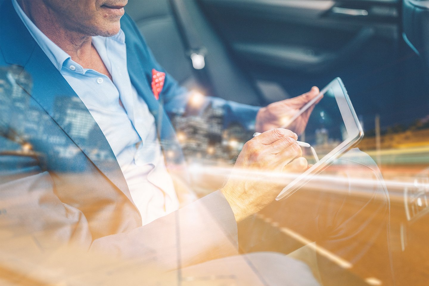 Massive IoT Konnektivität Technologie Mann in einem Auto mit Mobilgerät in der Hand