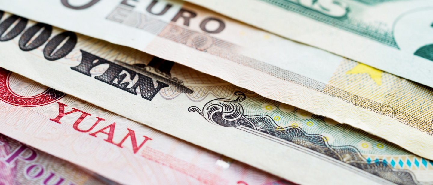 Banknoten in verschiedenen Währungen:  Euro, Yen, Dollar, Pfund