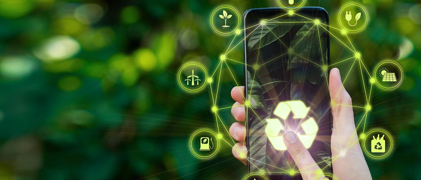 Digitales zusammengesetztes Bild einer Person, die ein Smartphone mit grünen Recycling-Symbolen benutzt