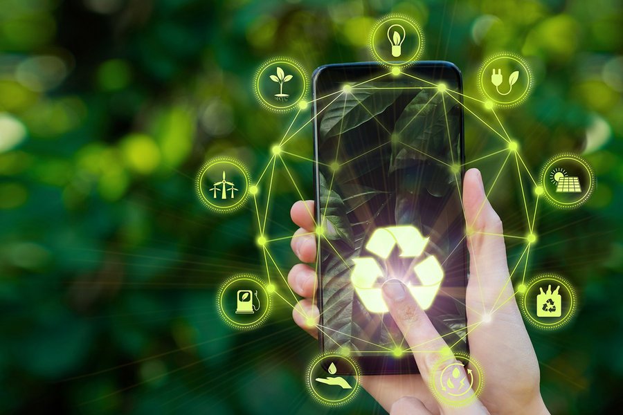 Digitales zusammengesetztes Bild einer Person, die ein Smartphone mit grünen Recycling-Symbolen benutzt