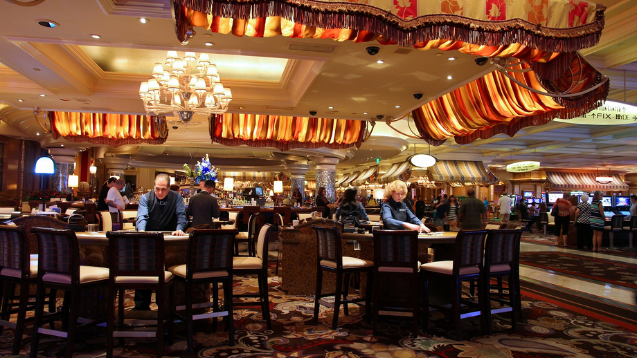 Inner workings of US casinos and cash-management centers – table setup
