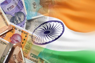 Indisches Bargeld neben einer indischen Flagge