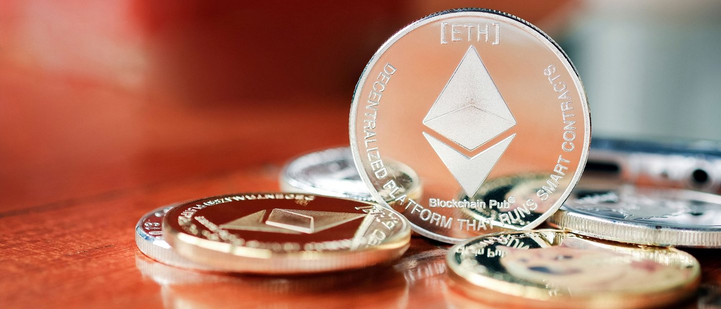 Silver coin with a pyramid and the inscription 'Blockchain Pub'