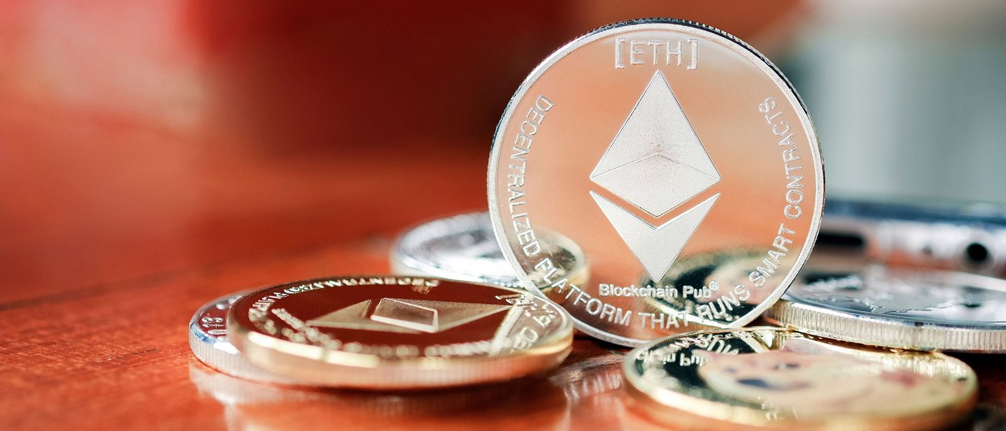 Silberne Münze mit einer Pyramide und der Aufschrift 'Blockchain Pub'